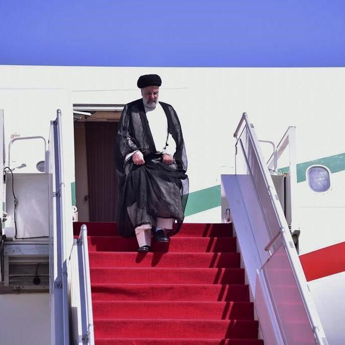 The leaders of Iran and Pakistan vow to boost trade in a meeting seeking to mend a diplomatic rift